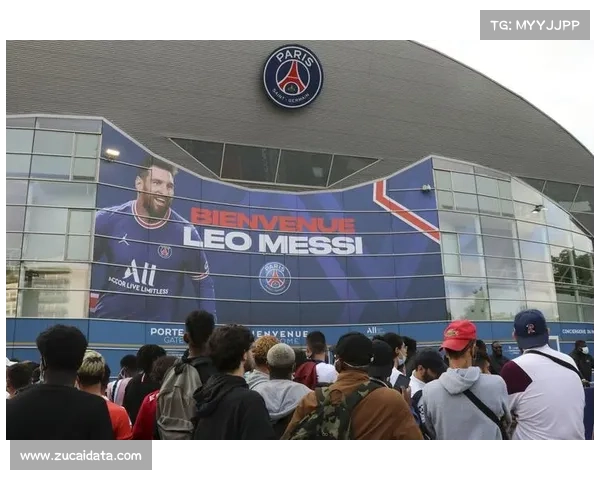 欧冠奖杯抵达巴黎瞬间：球迷欢呼如潮